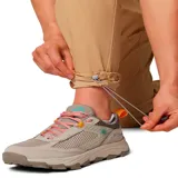 Pantalón de trekking color verde oliva, con cintura elástica, bolsillos laterales con cierre y puños ajustables. Confeccionado con tejido que repele la humedad y protege del sol.