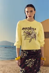 Buzo amarillo de algodón con estampado de aves y texto "Amazonia".