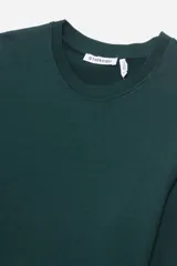 Remera gris de algodón, de corte recto y manga larga.
