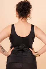 Trikini estampado con hojas en tonos verde, rosa y celeste, con detalle regulable en el escote y nudos regulables en cuello y espalda.