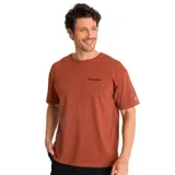 Remera color ladrillo de corte recto, con cuello redondo y mangas cortas. Logo de Caterpillar bordado en el pecho y parche con logo en la manga.