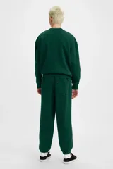 Pantalón de jogging verde oscuro con logo de Levi's en blanco en la pierna izquierda.