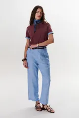 Remera color borgoña con cuello redondo y mangas cortas con terminación en color celeste.