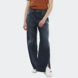 Pantalón de jean Wrangler, color azul oscuro lavado, de tiro alto y corte ancho (wide leg) con abertura en el ruedo delantero.