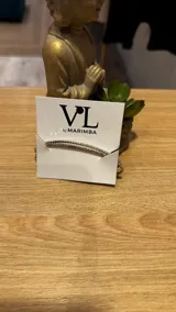 Set de dos pulseras plateadas con strass.