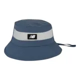 Gorro azul con banda reflectante y logo de New Balance, de estilo bucket.