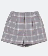 Short sastrero gris con estampado a cuadros blancos, amarillos y rosados. Tiene cintura media, pliegues, bolsillos y cierre frontal con cremallera.
