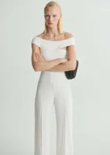 Mono largo blanco de poliéster, con tirantes anchos, diseño recto, cuello asimétrico, sin mangas y cierre de cremallera en la parte posterior.