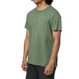 Remera verde de manga corta con bolsillo en el pecho.