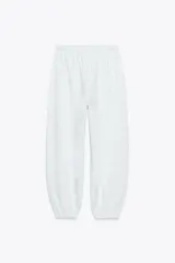 Pantalón jogger azul marino de tiro alto con cintura elástica ajustable, bolsillos delanteros, texto blanco estampado en la pierna izquierda y puños elásticos en los tobillos.