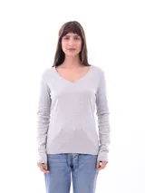 Remera gris de manga larga con escote en V.