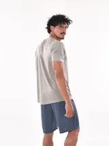 Remera gris de poliéster con cuello redondo y mangas cortas.