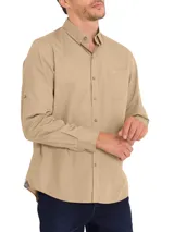 Camisa de hombre azul de manga larga, confeccionada en algodón orgánico con tecnología UPF 20+ y botones de madera.
