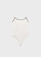 Traje de baño blanco de una pieza con tirantes finos y escote pronunciado. Presenta ribetes negros en contraste y forro interior.