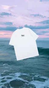 Remerón blanco con estampa negra de la marca Glassy, con la frase "Ride your own wave".
