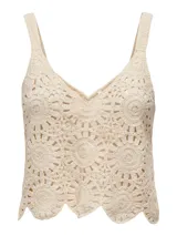 Top color crema de crochet con escote en V y tirantes anchos.