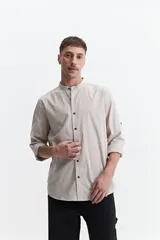 Camisa azul de manga larga con cuello mao y cartera abotonada.