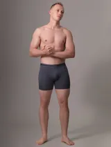 Pack de tres bóxer brief Calvin Klein de poliéster y elastano en colores verde, negro y gris. Todos tienen cintura elástica con el logo de la marca.