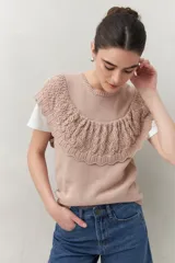 Chaleco color crema de tejido de punto, con cuello redondo y volados de crochet en el frente y la espalda.