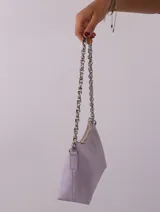 Cartera negra de cuero charol con forma de media luna y correa de cadena metálica plateada.