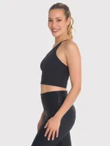 Crop top deportivo negro con sujetador integrado de un hombro y almohadillas removibles.