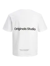Camiseta blanca de manga corta y cuello redondo con calce relajado.