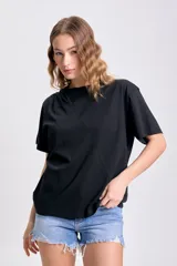 Remera negra de manga corta con nudo en el hombro.