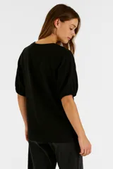 Blusa negra de lino y viscosa, corte holgado con escote en V y mangas cortas abullonadas.