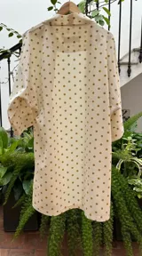 Kimono largo color crudo con estampado de lunares marrones, con mangas 3/4 y bolsillos laterales.