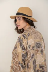 Blazer italiano de lino estampado en tonos tierra, de corte recto y mangas 3/4.