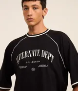 Remera deportiva negra de manga corta con cuello redondo y estampa frontal en relieve con la frase "Alternate Dept Collection Revealing the unknown Powered by Dreamerland".