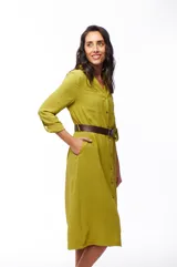 Vestido camisero midi color verde oliva, con cuello camisero, mangas 3/4 con trabillas, cierre frontal con botones y cinturón marrón.