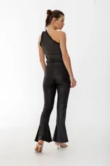 Calza negra de tiro alto con textura acanalada y aberturas en el ruedo.