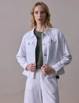 Campera de lino color beige, marca Dash, con abertura central y botones. Tiene bolsillos aplicados en la parte delantera.