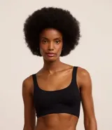 Soutien top color piel, confeccionado en poliamida con acabado seamless, escote en U y breteles anchos fijos.