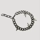 Pulsera plateada de eslabones gruesos con dije de cruz colgante y cierre de gancho en forma de cruz.