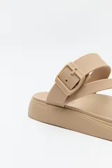 Sandalias bajas color rosa con triple tira sobre el empeine y hebilla a tono.