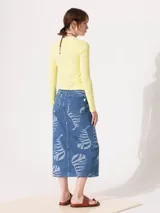 Pollera midi de denim azul con diseño jacquard de frutas. Tiene tajo frontal.