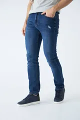 Pantalón jean celeste de corte recto, con cintura regular y tiro medio. Tiene roturas y logo bordado.