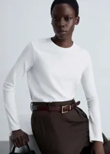 Camiseta blanca de manga larga con cuello redondo.
