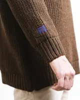 Sweater marrón de lana Corriedale sin teñir, con cuello redondo y corte holgado.