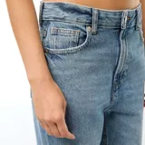 Pantalón de jean celeste, de corte recto y tiro alto.