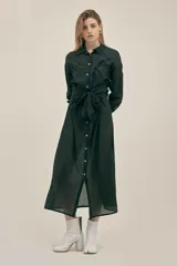 Vestido camisero largo negro de algodón con lazo en la cintura, botones nacarados y detalle de Polonio en cobre. Hecho en Italia.