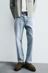Pantalón de jean celeste de corte recto, con cinco bolsillos, efecto lavado y cierre frontal con botones.