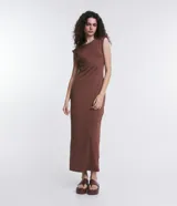 Vestido midi marrón de media malla, sin mangas, con escote redondo y espalda descubierta.