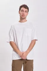 Remera blanca de corte recto, con cuello redondo y bolsillo en el pecho.