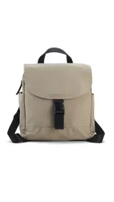 Mochila color beige de nylon con tapa y broche. Incluye bolsillos interiores, bolsillos laterales de fácil acceso, correas regulables y bolsillo en la espalda.