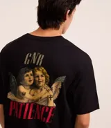 Remera negra de algodón, corte boxy, con cuello redondo y mangas cortas. Estampa frontal con el logo de Guns N' Roses en color dorado.