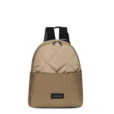 Mochila urbana Las Oreiro modelo Love, color beige con diseño acolchado. Presenta costuras decorativas en rombos en la parte superior y líneas verticales en la base, correas de hombro negras ajustables y placa frontal con el logo de la marca.