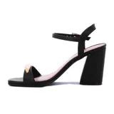 Sandalia de tacón Ramarim color negro con pulsera al tobillo y detalle dorado en la tira delantera.